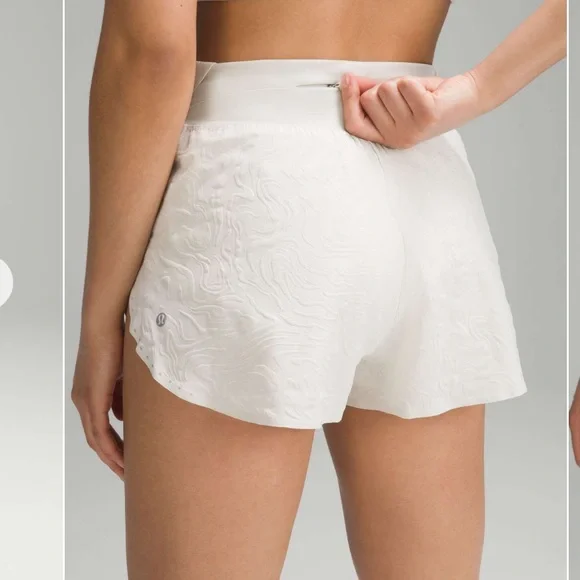 lululemon athletica Women's Airflow Bone Shorts 2” embossed size 6 - Picture 2 of 8